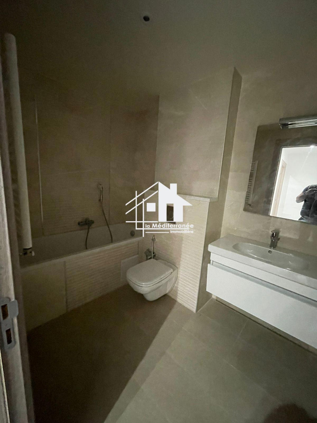 A louer appartement s+2  à cité Ennasr