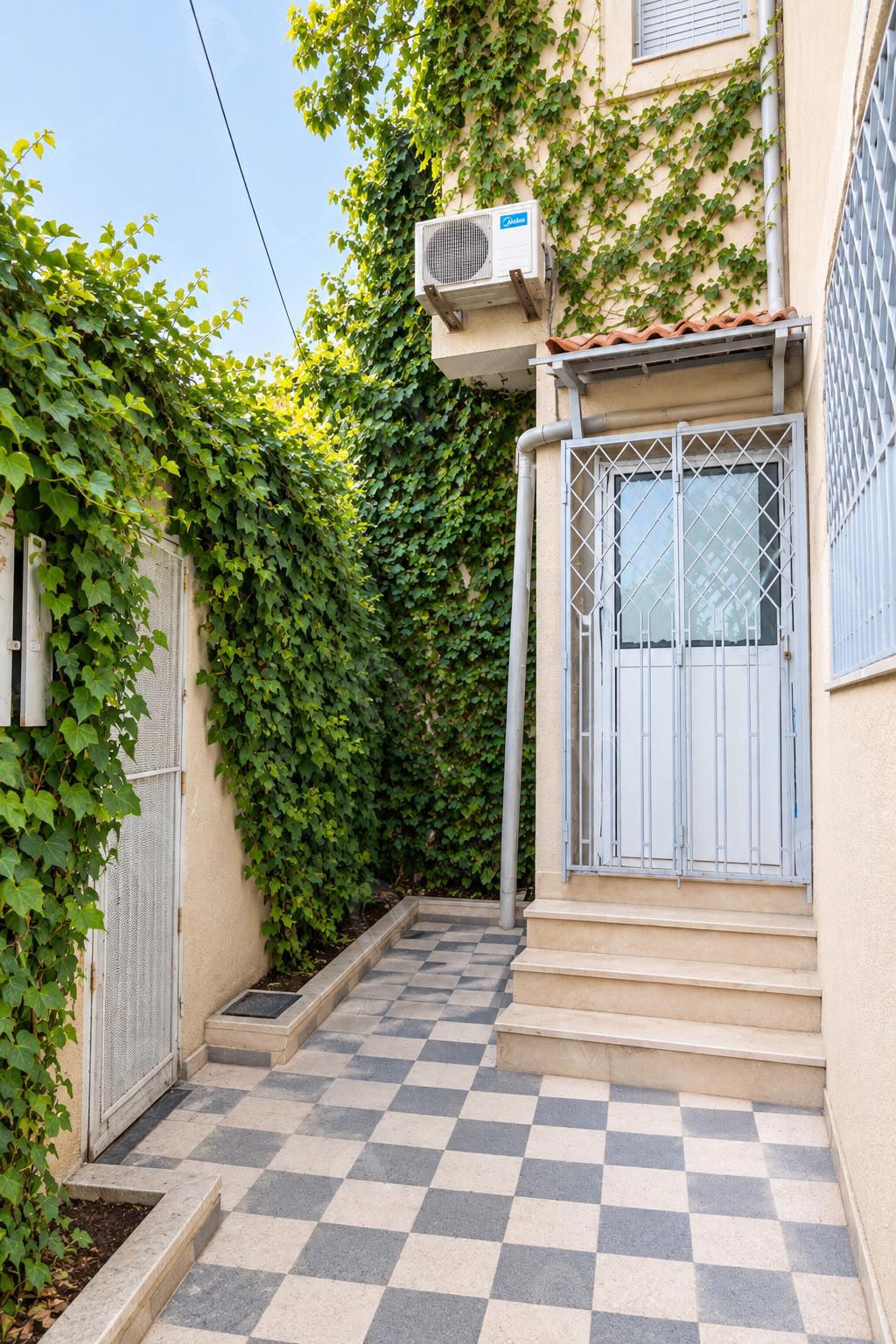 A vendre une villa de style triplex à denden