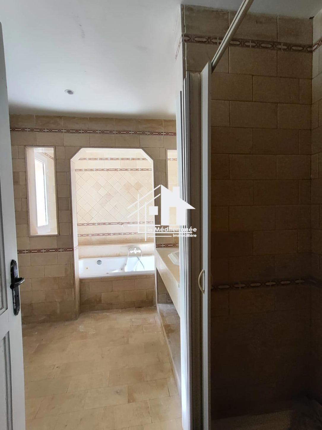 A vendre une villa avec piscine à la soukra