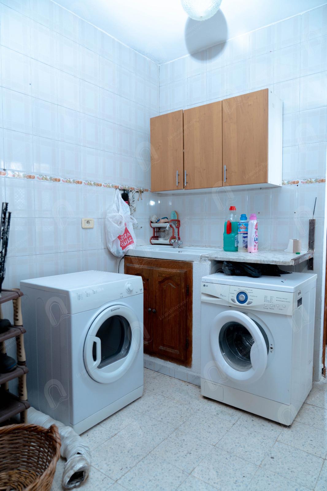 A vendre une villa de style triplex à denden