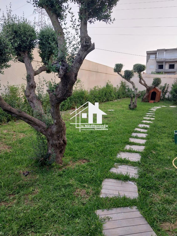 A vendre une villa s+4 à jardin d'el menzah