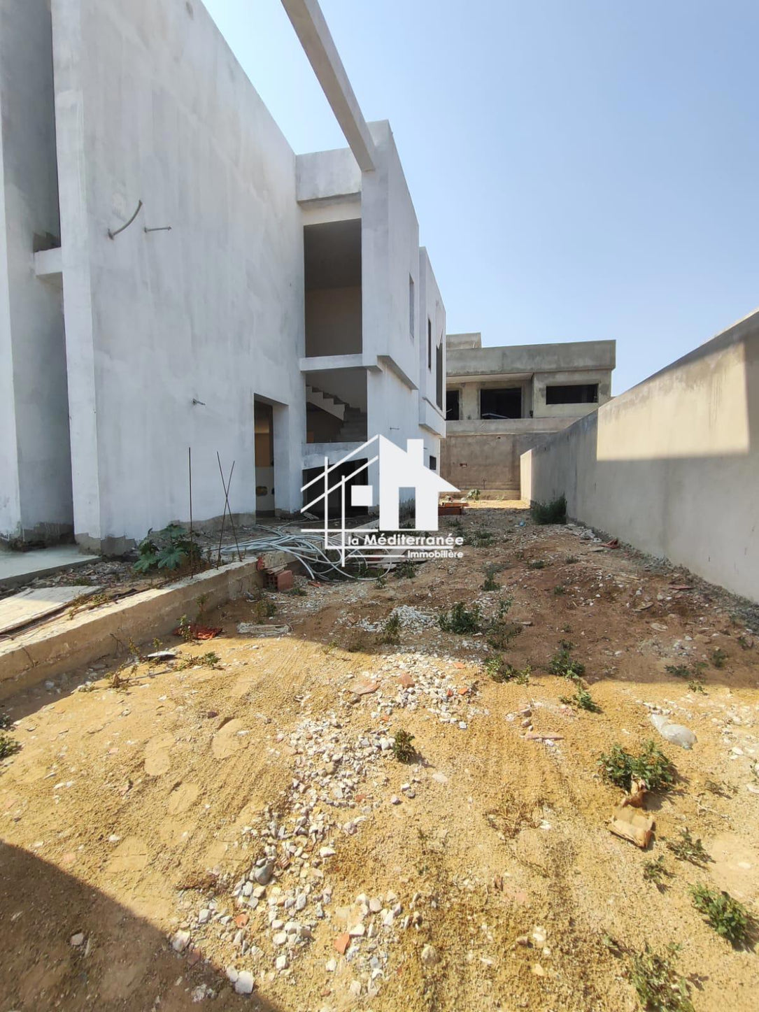 A vendre Villa Jumelée inachevé a la Soukra