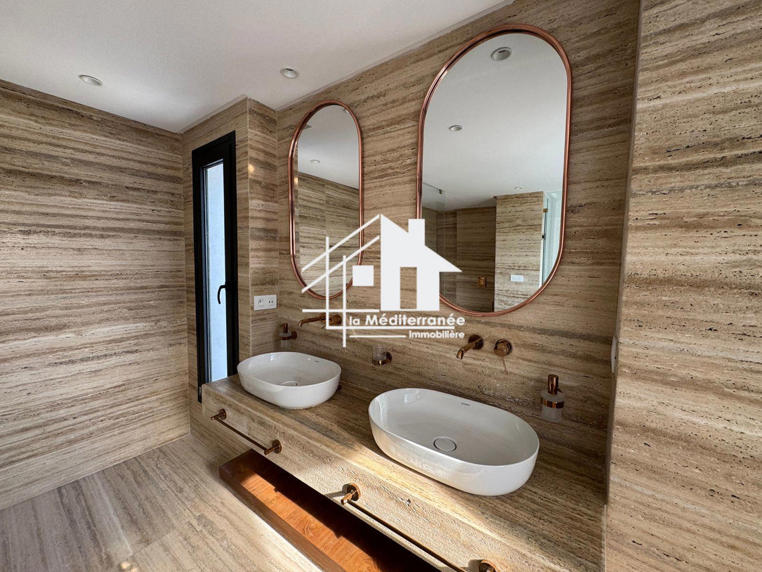 Une magnifique villa S+3 avec piscine à cité les pins