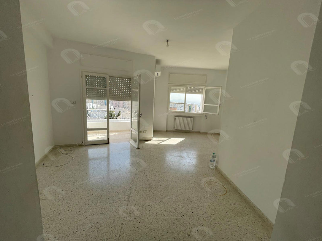 À louer  Appartement S+3 à Cité Ennasr 2