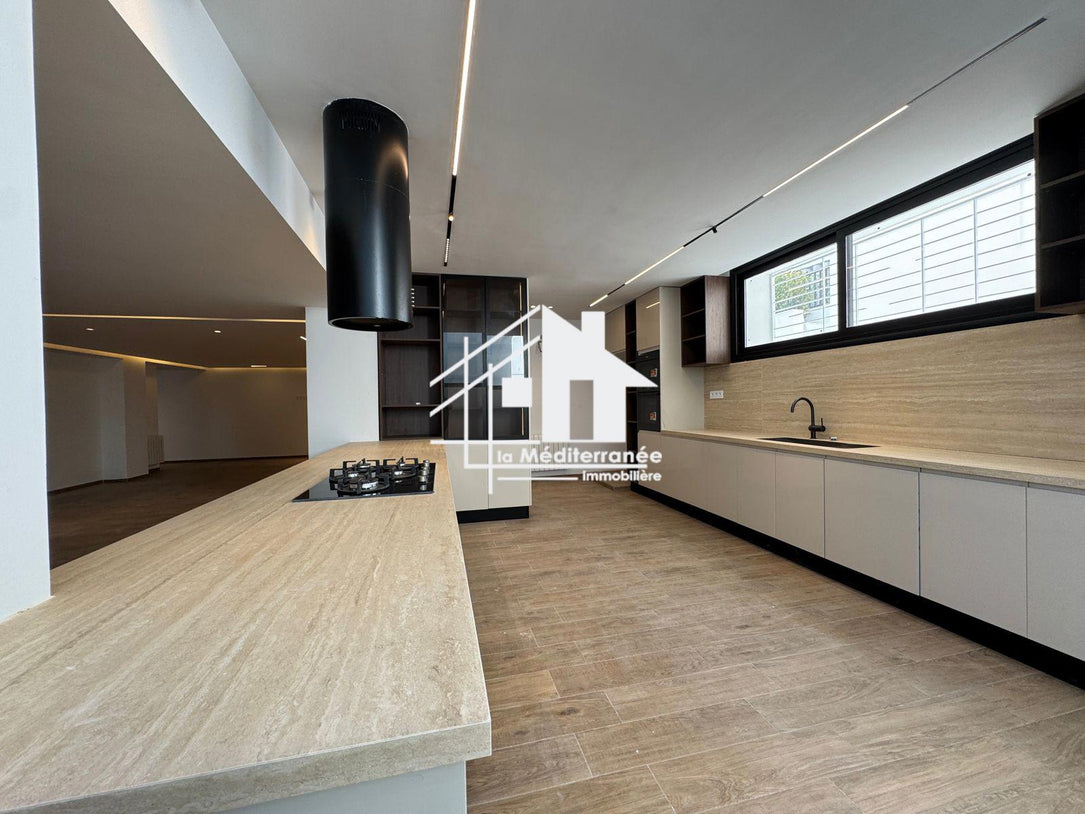 Une magnifique villa S+3 avec piscine à cité les pins