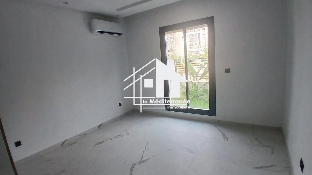 A vendre un appartement S+3 RDC a jardin de carthage