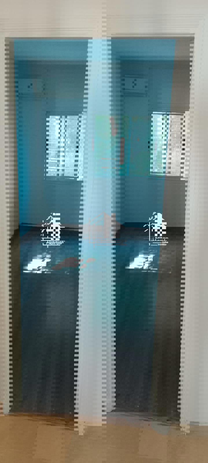 A vendre appartement s+3 à cité les pins