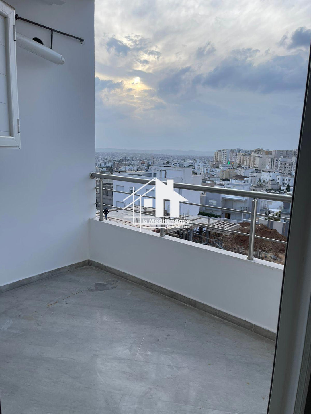 a louer un s+2 au 1ere etage a jardin d'el menzah 2