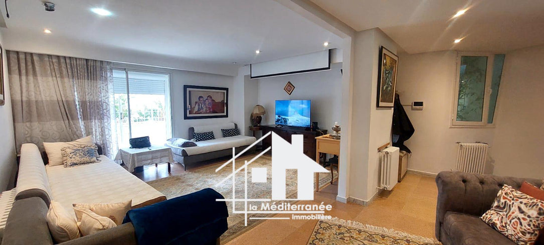 A louer villa S+5 avec piscine à la Soukra