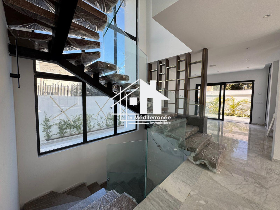 Une magnifique villa S+3 avec piscine à cité les pins