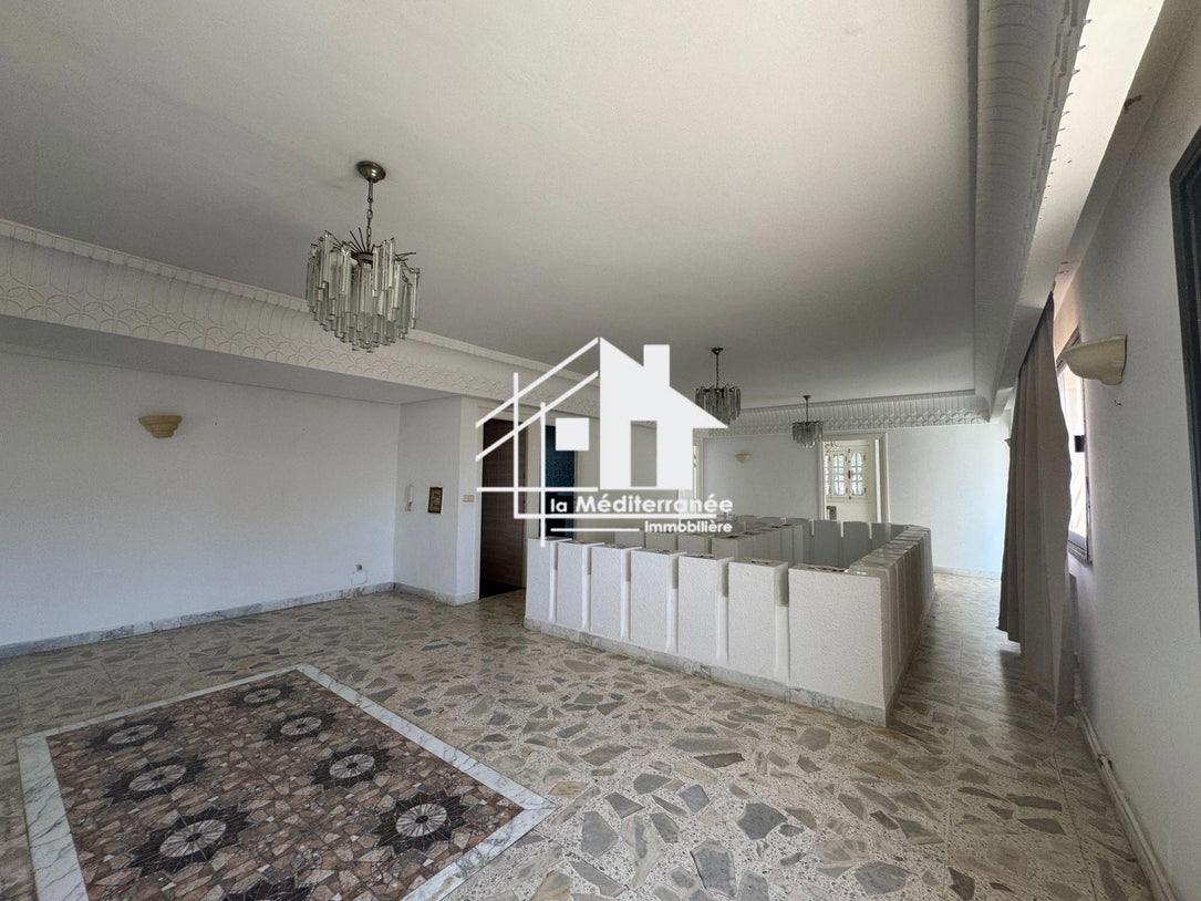 Une villa S+4 à Gammarth
