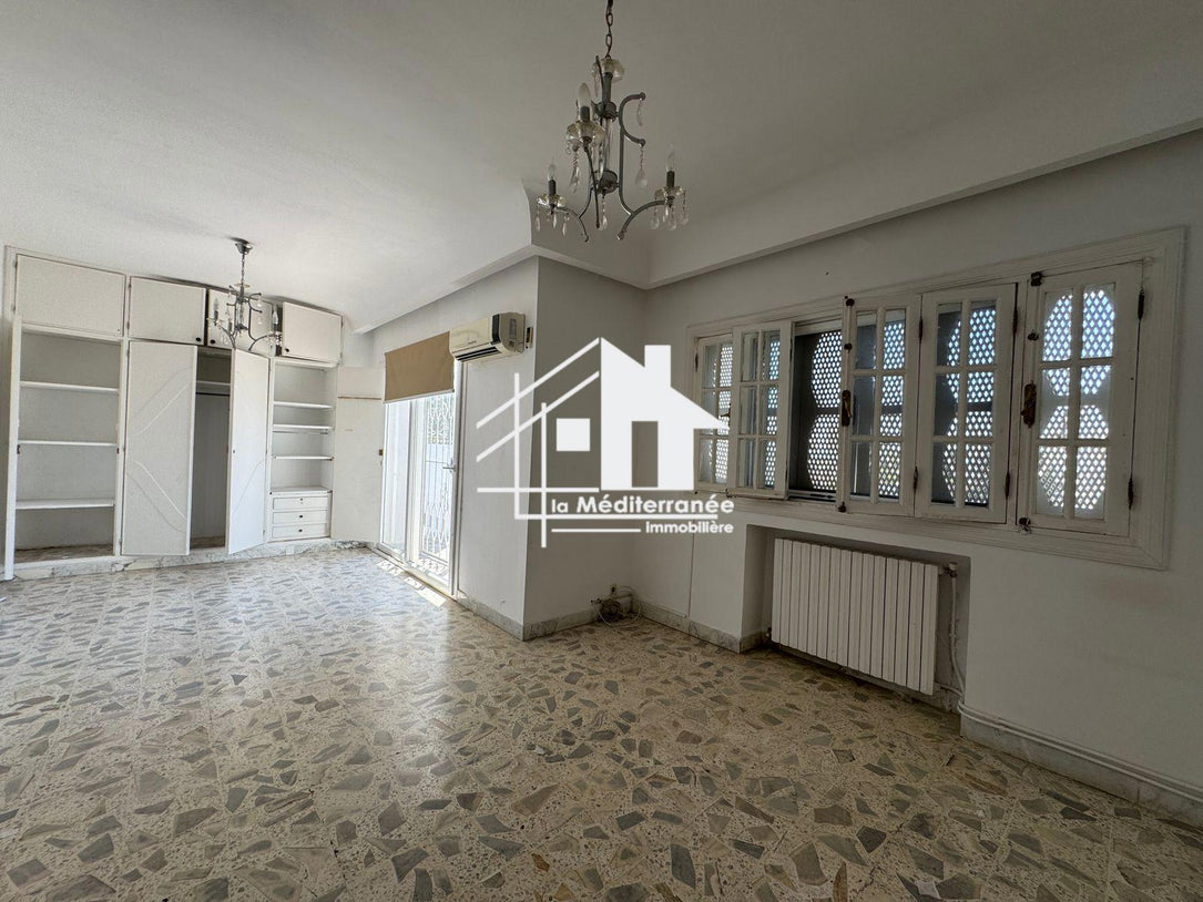 Une villa S+4 à Gammarth