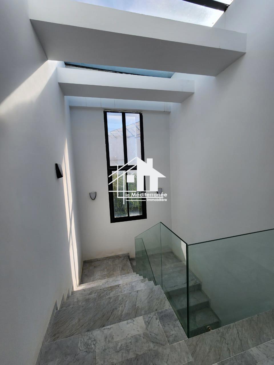 A louer étage de villa à la soukra