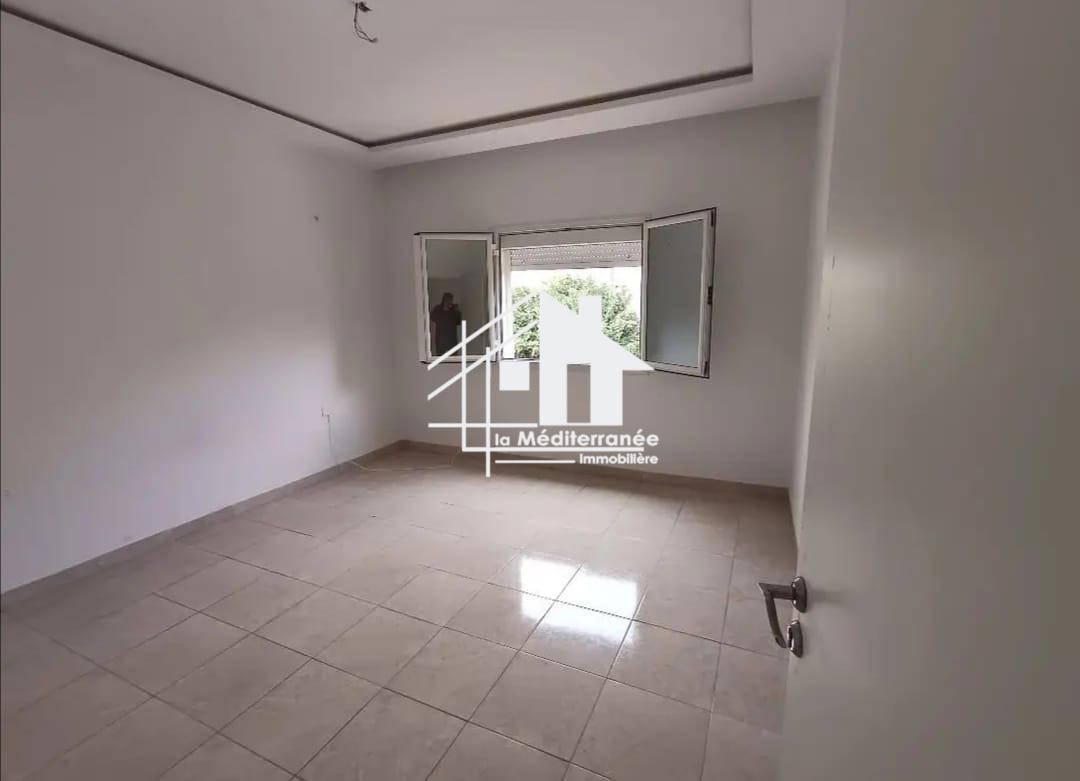 A louer étage de villa S+1 hst indépendante à la manouba