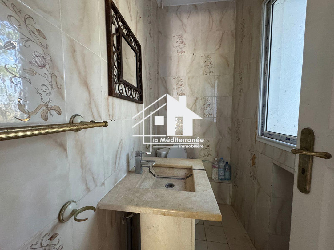 Une villa S+4 à Gammarth