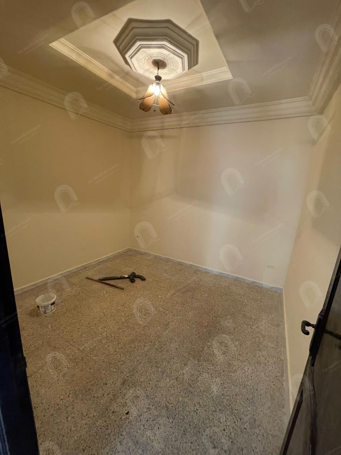 A louer un étage de villa S+3 indépendant situé au 1er étage