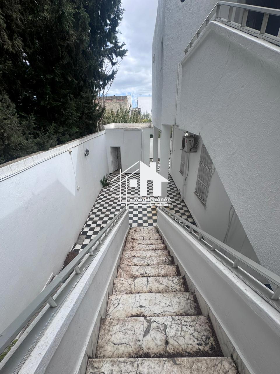 à louer rez de chaussée s+3 avec jardin au bardo