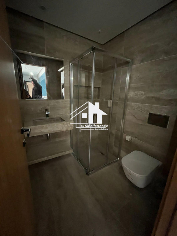 A vendre villa s+6 avec piscine à Marsa Nassim