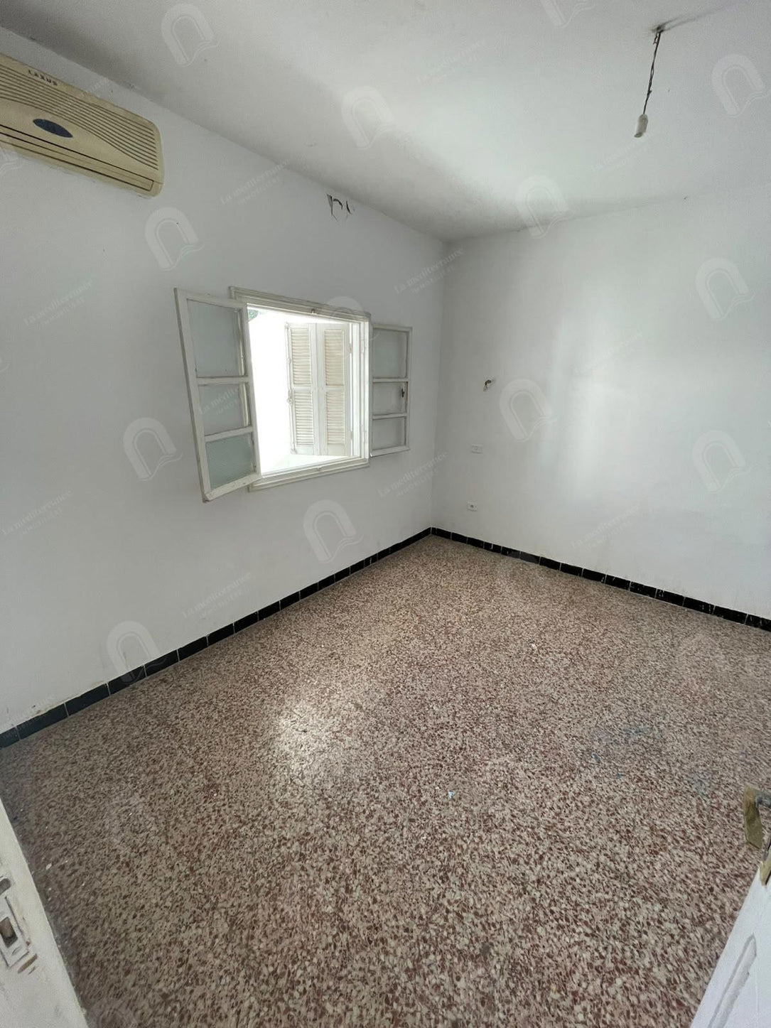 A louer un étage de villa S+3 situé au 1er étage