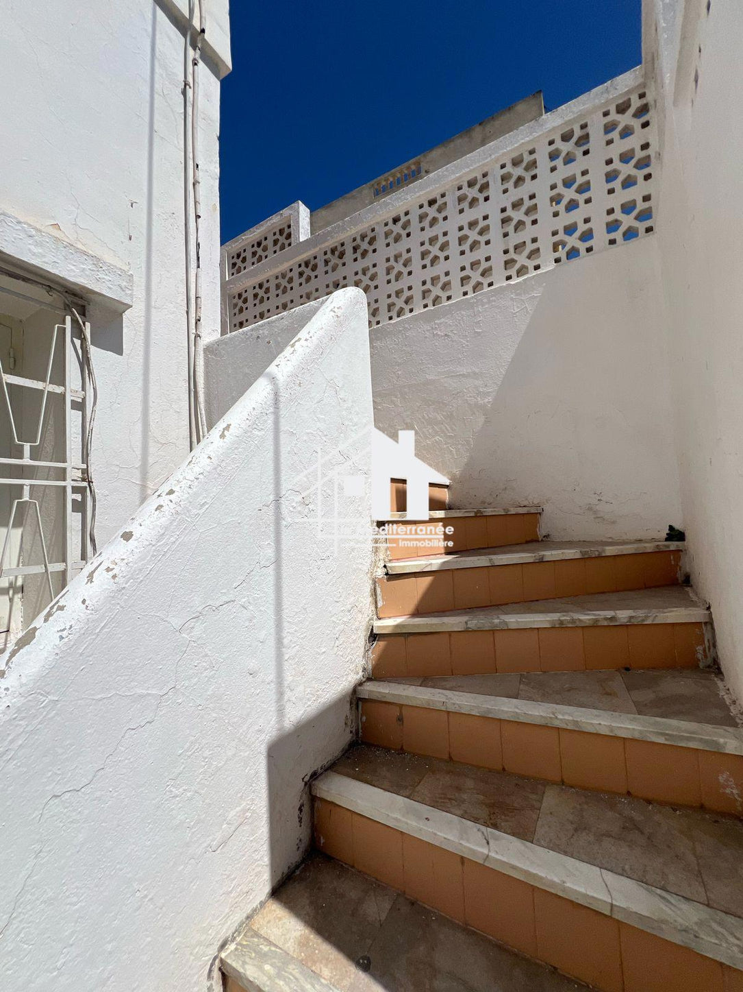 À vendre villa avec deux appartements,studio et jardin à saint clément bardo