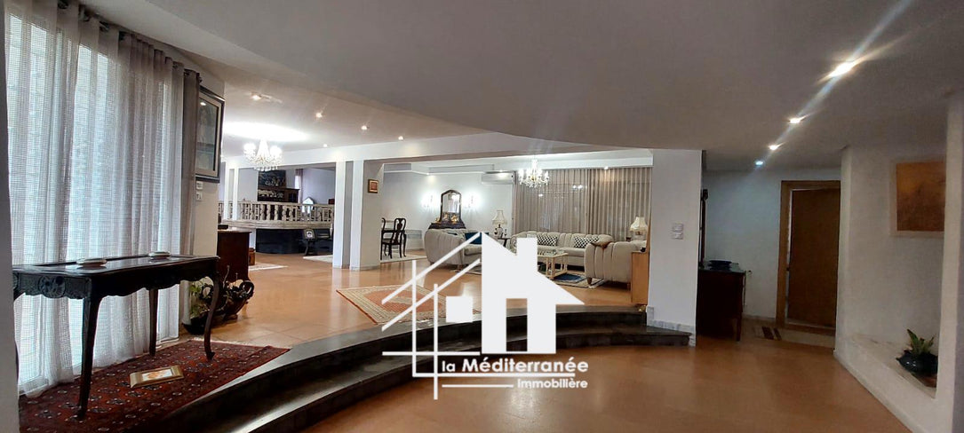 A louer villa S+5 avec piscine à la Soukra