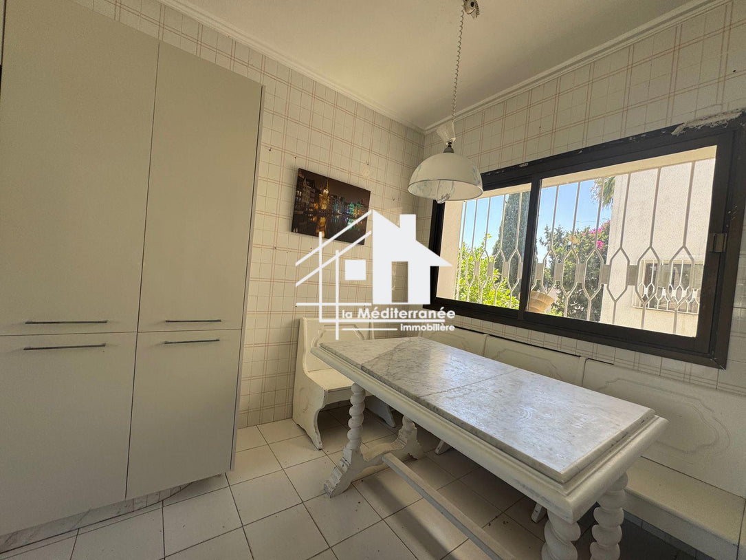 Une villa S+4 à Gammarth