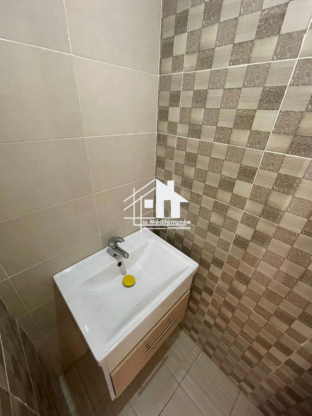 A louer appartement S+3 hst  à manouba