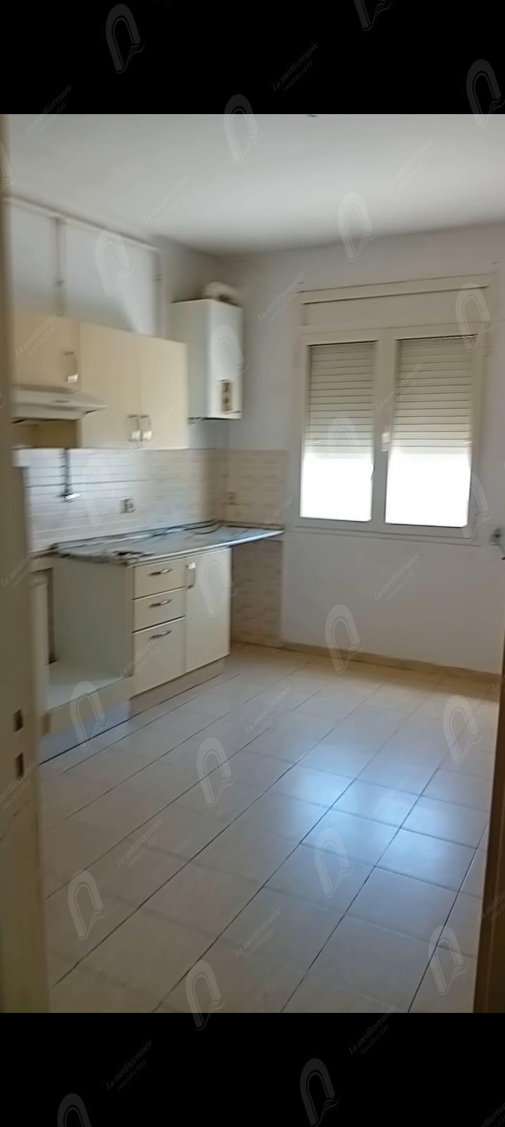 a louer appartement S+2 au 1er étage avec ascenseur