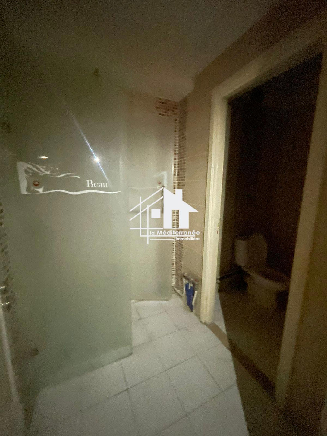 a vendre local 220 m² aux jardin el menzeh2