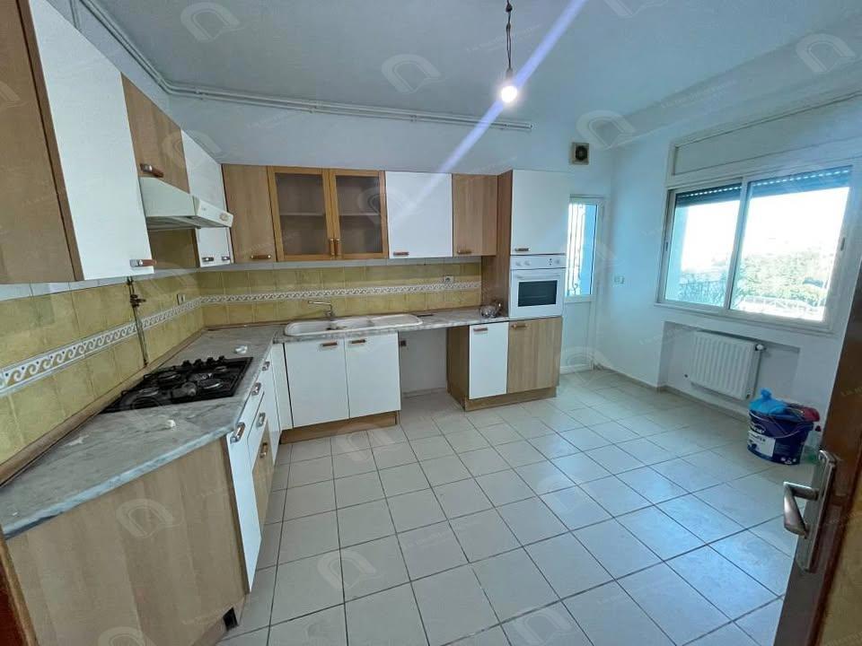 à louer un appartement s+2 à cité ennasr 1