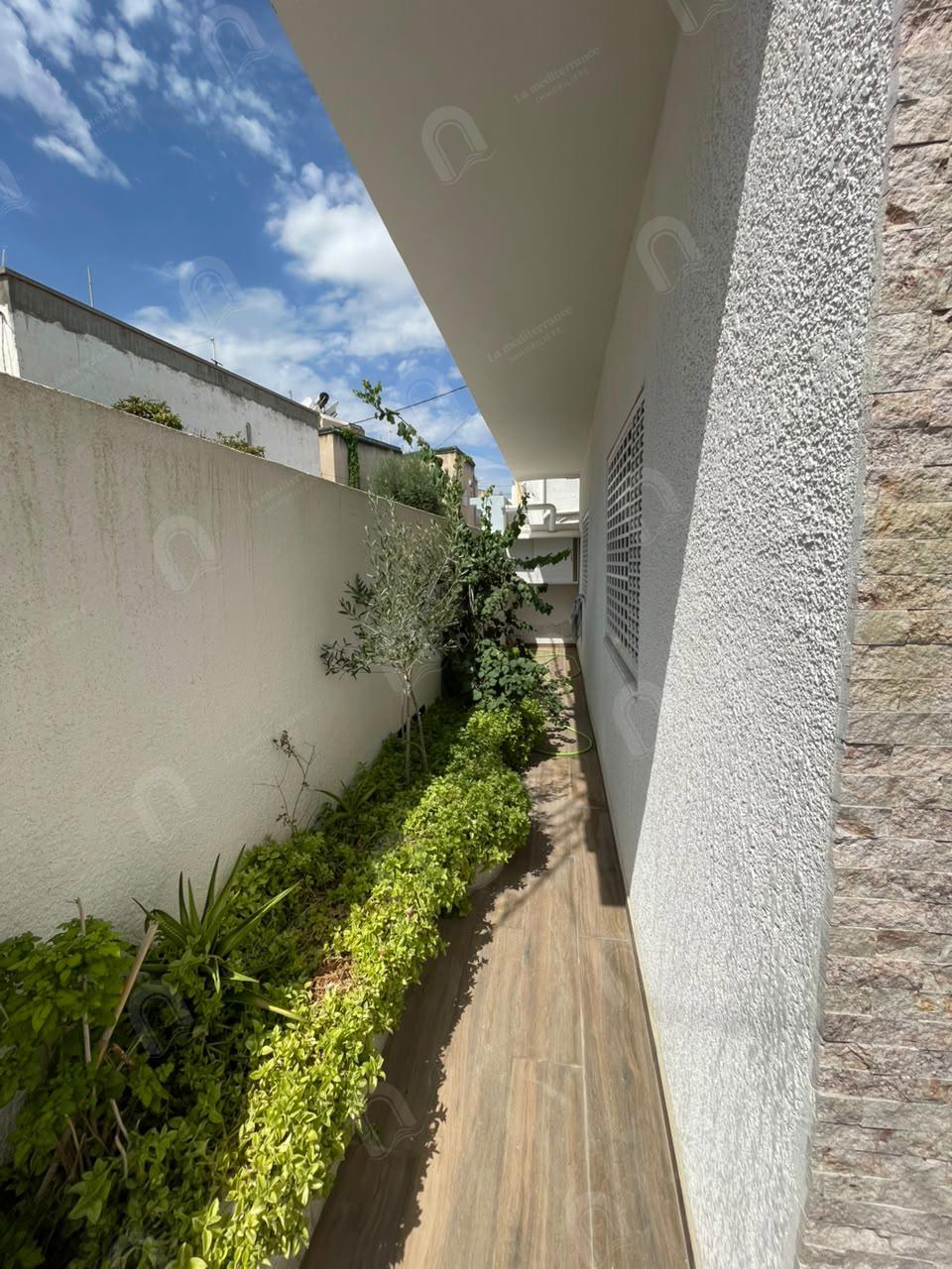 A louer un étage de villa S+3 meublé