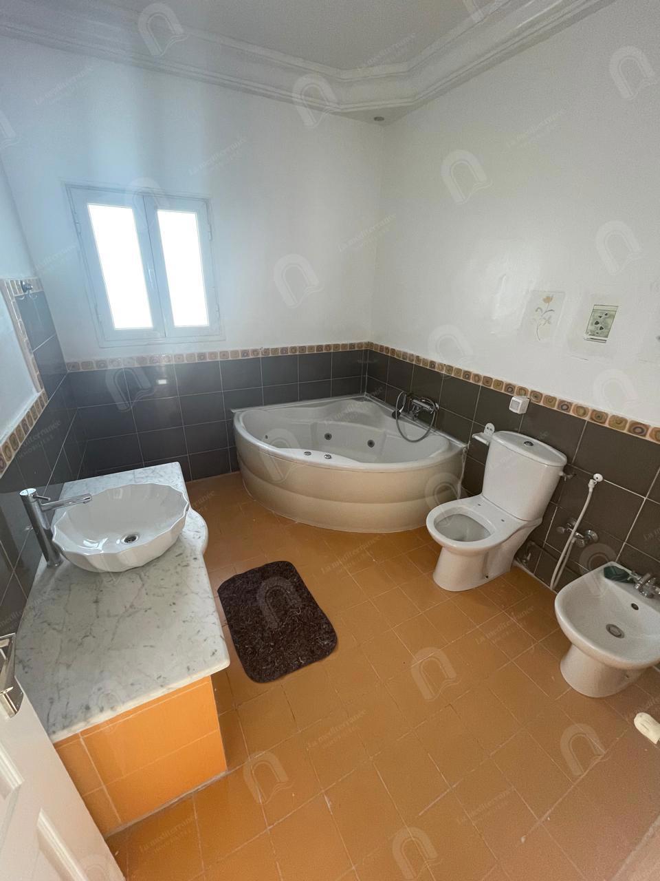 A louer un duplex 2S+4 hst au bardo