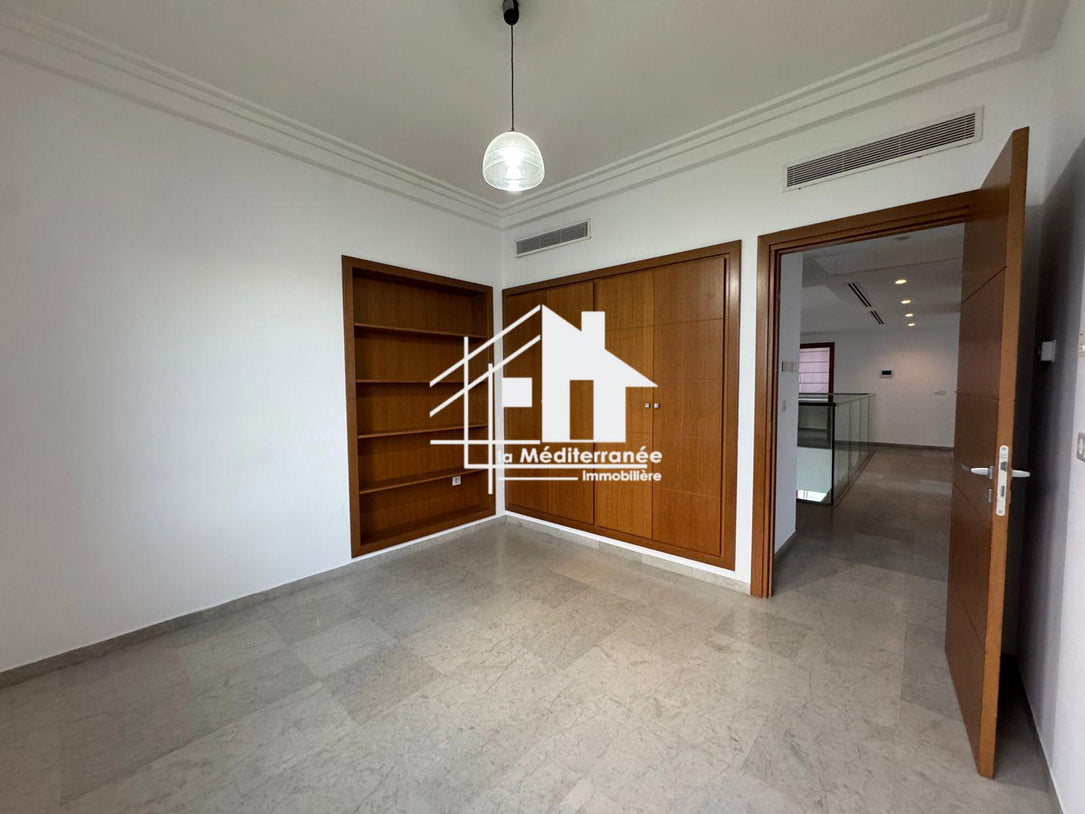 Une magnifique villa S+5 avec piscine au Lac 2