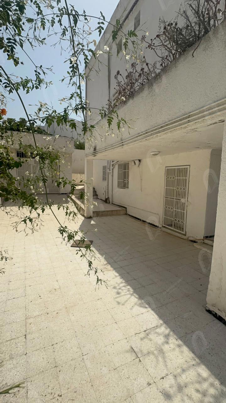 A vendre une villa d'angle sur deux niveau
