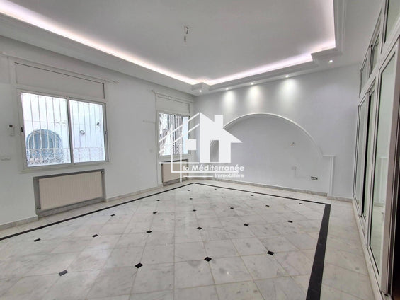 une villa S+5  la marsa corniche