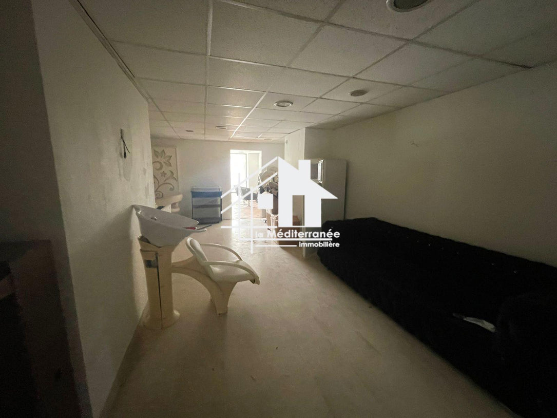 a vendre local 220 m² aux jardin el menzeh2