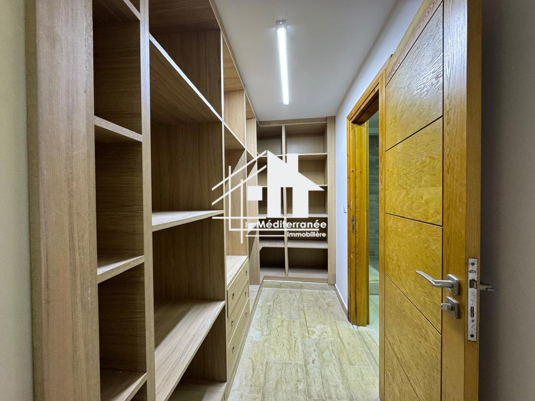 une magnifique villa S+4 plain-pied aux jardins de Carthage