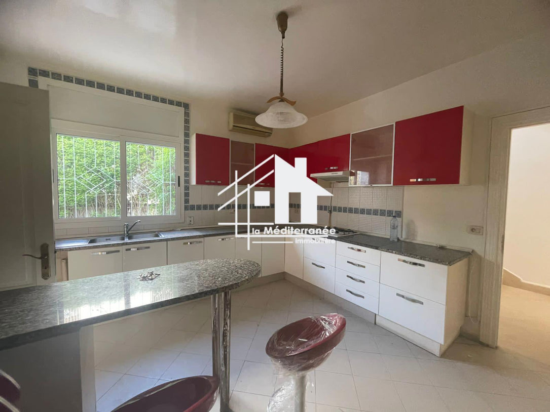 A vendre villa s+6 avec piscine à Marsa Nassim