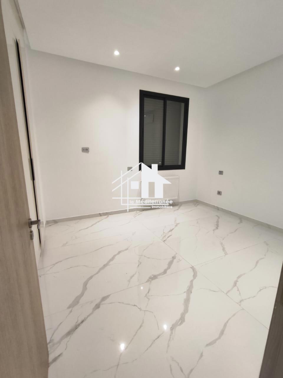 A louer villa S+4 La Soukra