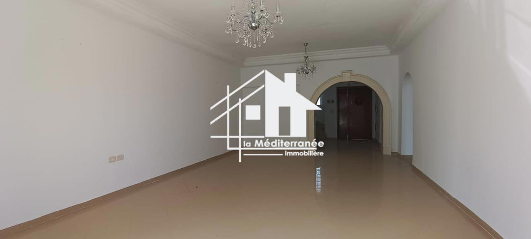 A louer villa S+5 à la Soukra