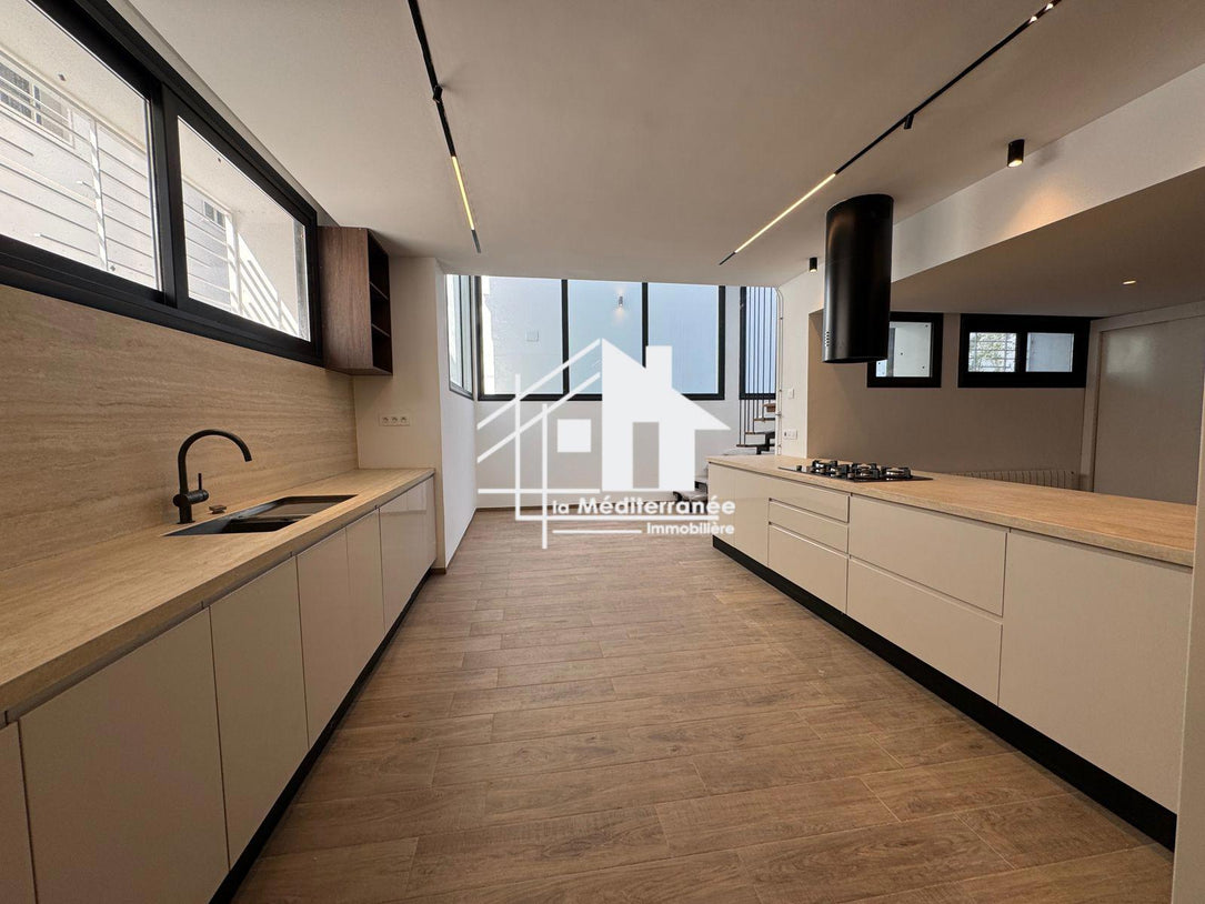 Une magnifique villa S+3 avec piscine à cité les pins