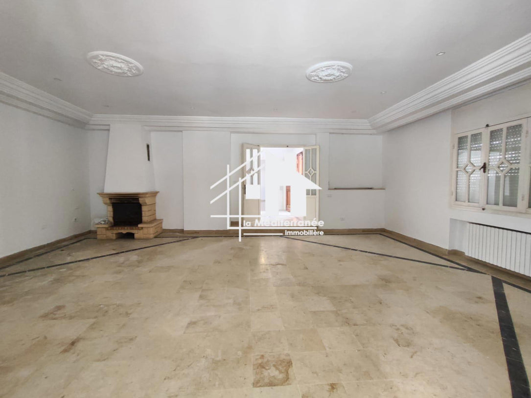 A vendre une villa avec piscine à la soukra