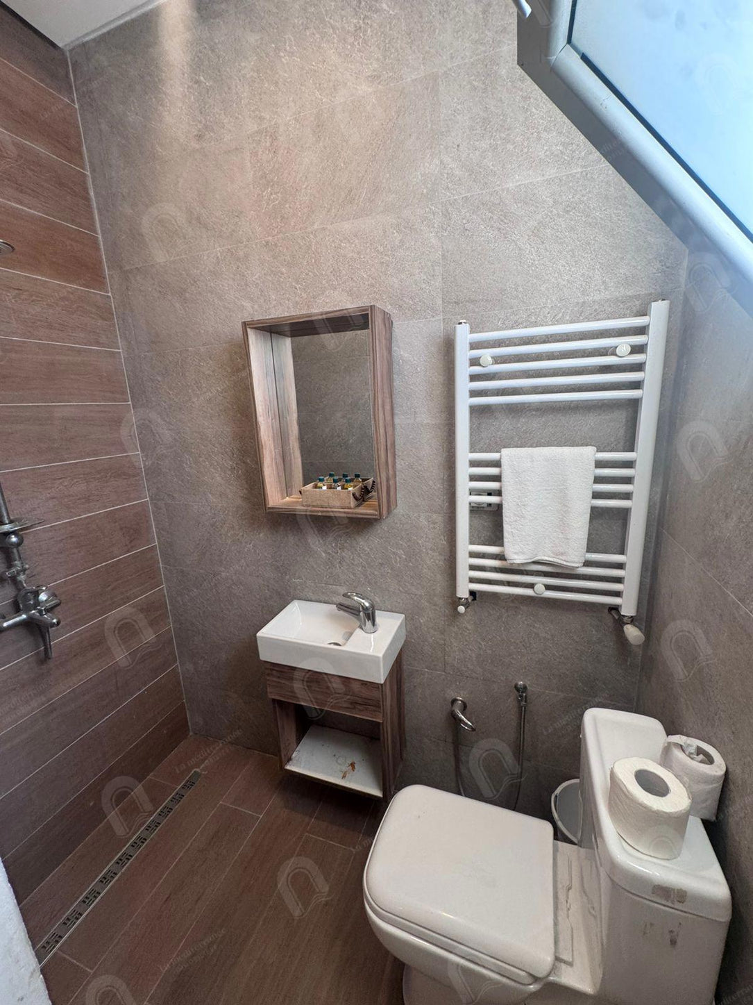 A louer un appartement S+3 hst meublé à denden