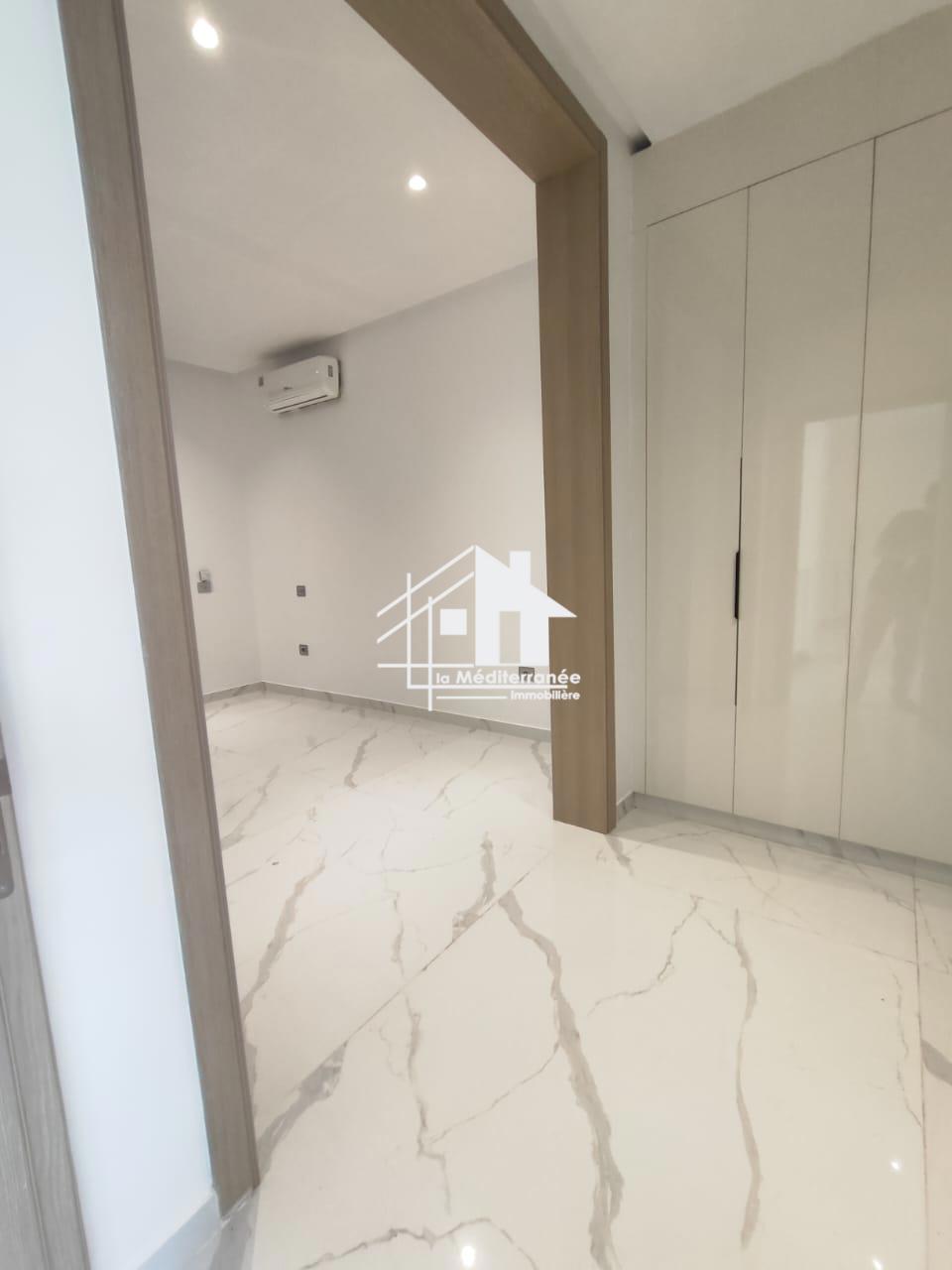 A louer villa S+4 La Soukra