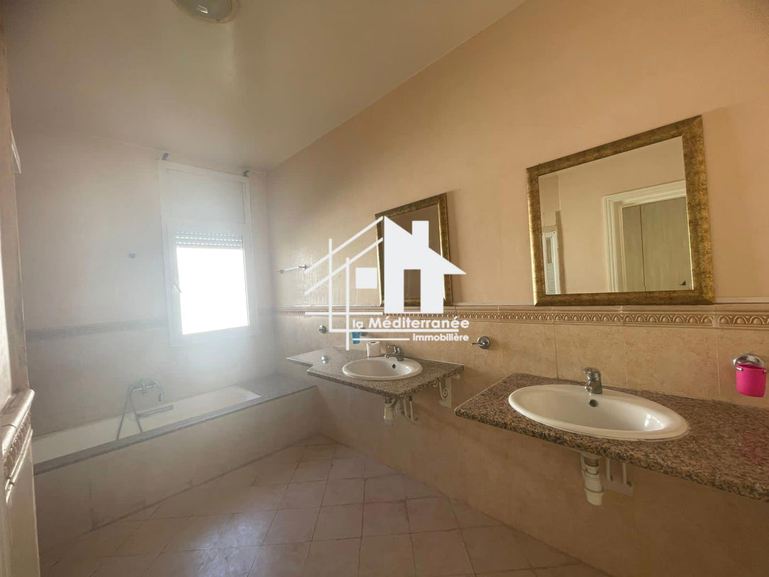 A vendre villa s+6 avec piscine à Marsa Nassim