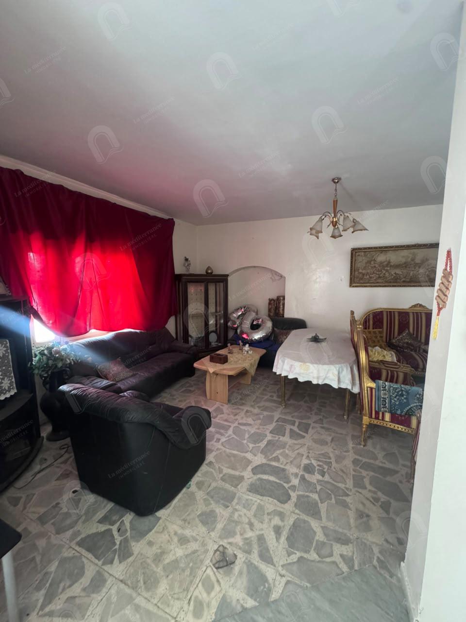 A vendre une villa d'angle sur deux niveau