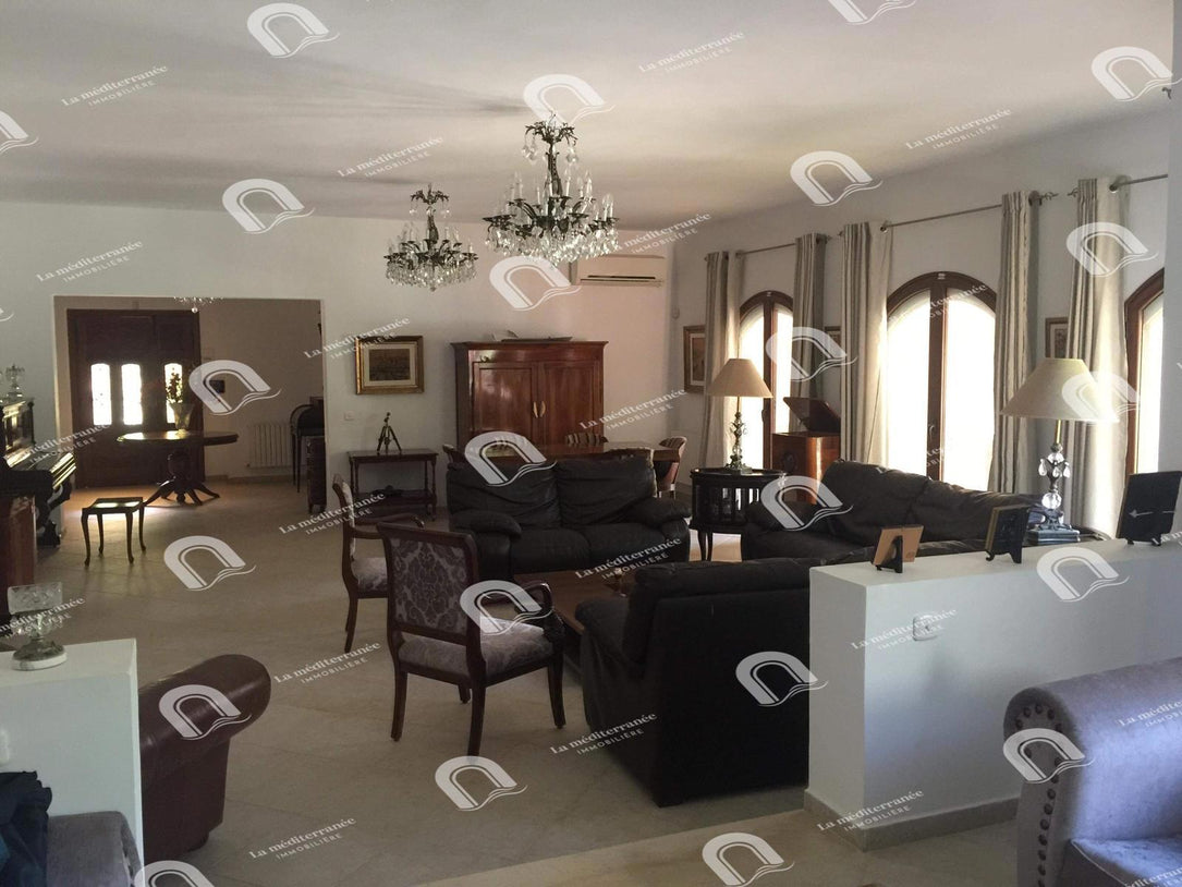 A vendre Villa S+4 avec piscine  à la soukra