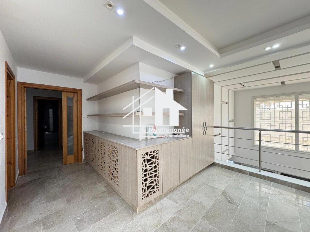 une magnifique villa S+4 plain-pied aux jardins de Carthage