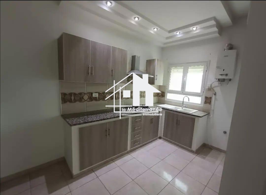 A louer étage de villa S+1 hst indépendante à la manouba