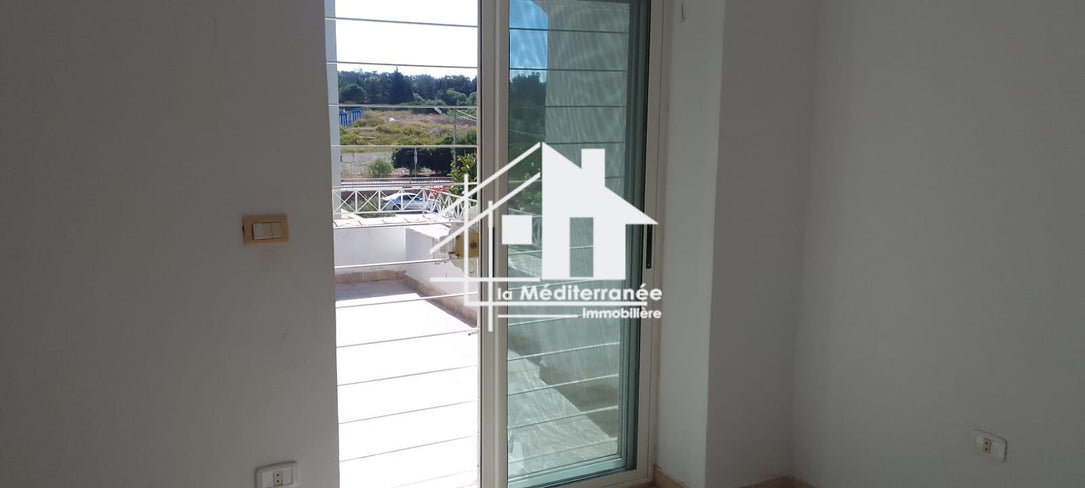 A vendre appartement s+3 à cité les pins